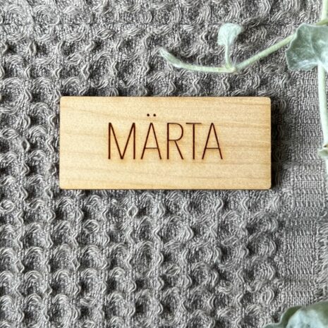 Namn MRTA handduksskylt - liten skylt i tr med ditt namn graverade i raka stora bokstver