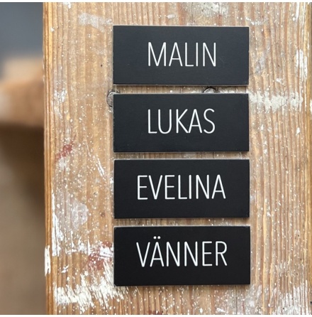 Namn MÄRTA svart handduksskylt - familjeset är små skyltar i aluminium med dina namn graverade i raka stora bokstäver