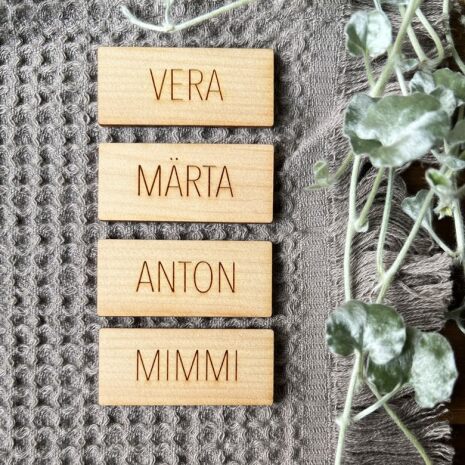 Namn MÄRTA handduksskylt - familjeset är små skyltar i trä med dina namn graverade i raka stora bokstäver