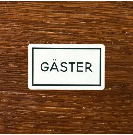 G�st handduksskylt Stella med modern och stilren design, perfekt f�r att organisera handdukar i badrummet. Tillverkad av h�llbara material med en matt finish.