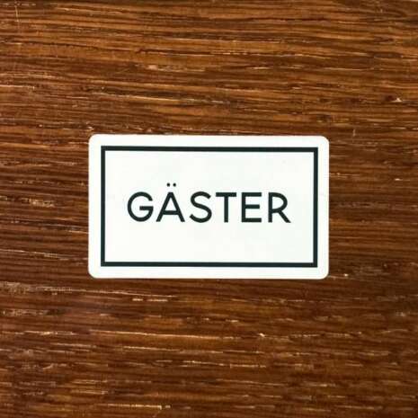G�st handduksskylt Stella med modern och stilren design, perfekt f�r att organisera handdukar i badrummet. Tillverkad av h�llbara material med en matt finish.