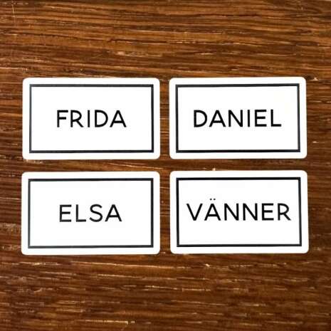 Anpassningsbara handduksskyltar i familjeset, d�r kunder kan specificera namn eller ord f�r gravyr. Idealisk f�r att organisera handdukar i badrummet, l�dor i hallen och g�ra det personligt f�r varje familjemedlem och hund